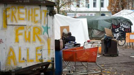 Schluss mit Kälte, Regen und Schlamm: Die Flüchtlinge ziehen nach Wedding. Mit dem Provisorium und der Ungewissheit ist dagegen noch nicht Schluss. Ende März müssen sie wieder raus.