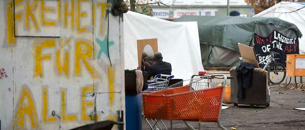 Schluss mit Kälte, Regen und Schlamm: Die Flüchtlinge ziehen nach Wedding. Mit dem Provisorium und der Ungewissheit ist dagegen noch nicht Schluss. Ende März müssen sie wieder raus.