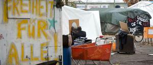 Schluss mit Kälte, Regen und Schlamm: Die Flüchtlinge ziehen nach Wedding. Mit dem Provisorium und der Ungewissheit ist dagegen noch nicht Schluss. Ende März müssen sie wieder raus.