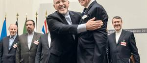 Zufriedene Gesichter. Irans Außenminister Mohammed Sarif (Mitte links) und sein französischer Amtskollege Laurent Fabius (Mitte rechts) freuen sich in Genf über die Einigung im Atomstreit. Der Übereinkunft war eine jahrelange Konfrontation zwischen dem Westen und dem Gottesstaat vorangegangen. Foto: Fabrice Coffrini/AFP