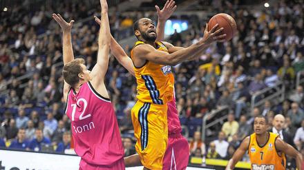 Albas Reggie Redding zieht zum Korb gegen Bonn. 