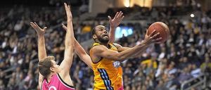 Albas Reggie Redding zieht zum Korb gegen Bonn. 