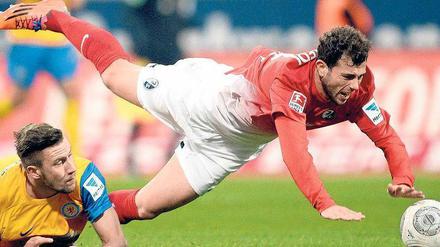 Tiefflieger in Braunschweig. Admir Mehmedi (oben) und sein SC Freiburg waren in Braunschweig zwar alles andere als die spielbestimmende Mannschaft, trotzdem nahmen die Gäste alle drei Punkte mit.