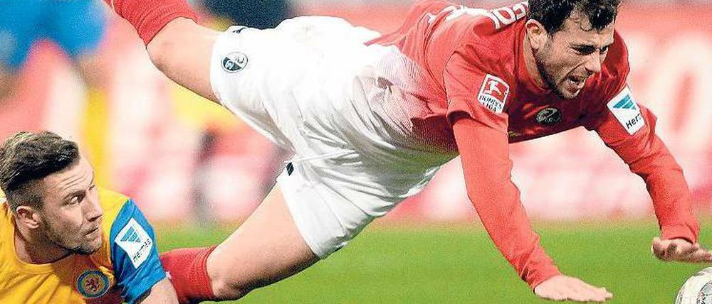 Tiefflieger in Braunschweig. Admir Mehmedi (oben) und sein SC Freiburg waren in Braunschweig zwar alles andere als die spielbestimmende Mannschaft, trotzdem nahmen die Gäste alle drei Punkte mit.