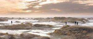 Starke Brise aus West. Winde treiben das Nordseewasser in die Dünen von Amrum. Nur eines von vielen winterlichen Spektakeln, die Feriengäste so zu schätzen wissen.