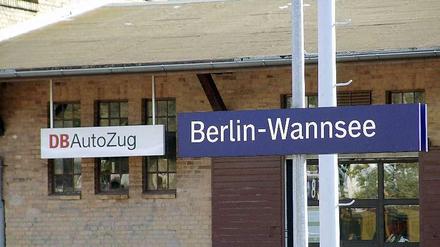 Ab in den Süden, der Sonne hinterher ... gleich neben dem S- und Regional-Bahnhof befindet sich die Autoladestation in Berlin-Wannsee.