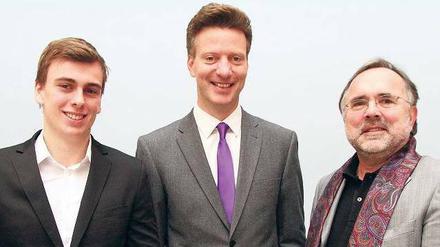 Siegerlächeln. Lehrer Robert Rauh (Mitte), Ex-Schüler Dustin Stadtkewitz (li.) und Direktor Detlef Schmidt-Ihnen.