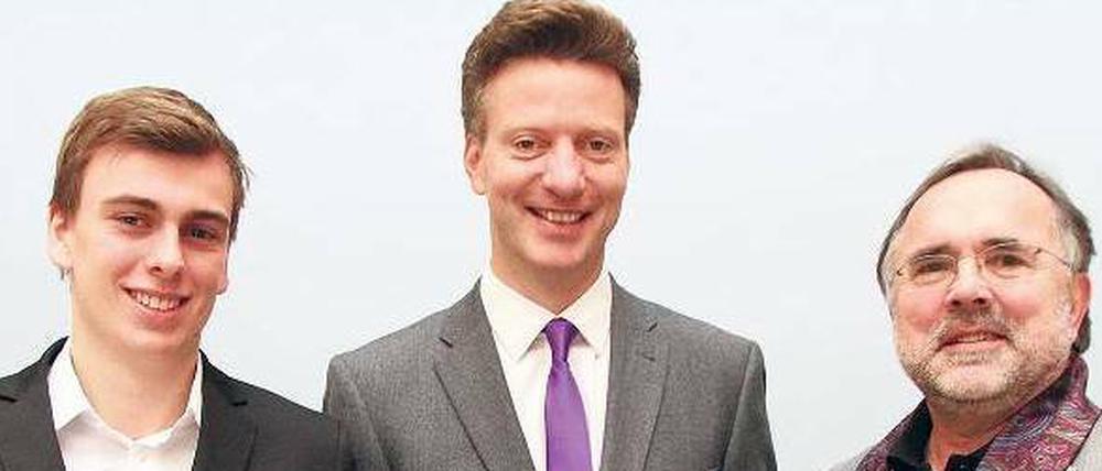 Siegerlächeln. Lehrer Robert Rauh (Mitte), Ex-Schüler Dustin Stadtkewitz (li.) und Direktor Detlef Schmidt-Ihnen. 