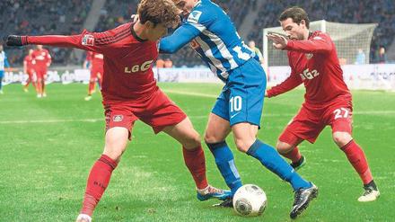 In der Bayer-Zange. Herthas Änis Ben-Hatira kommt nicht an Heung-Min Son (l.) vorbei. Die Berliner kassierten gegen Leverkusen ihre dritte Heimniederlage der Saison. Foto: dpa
