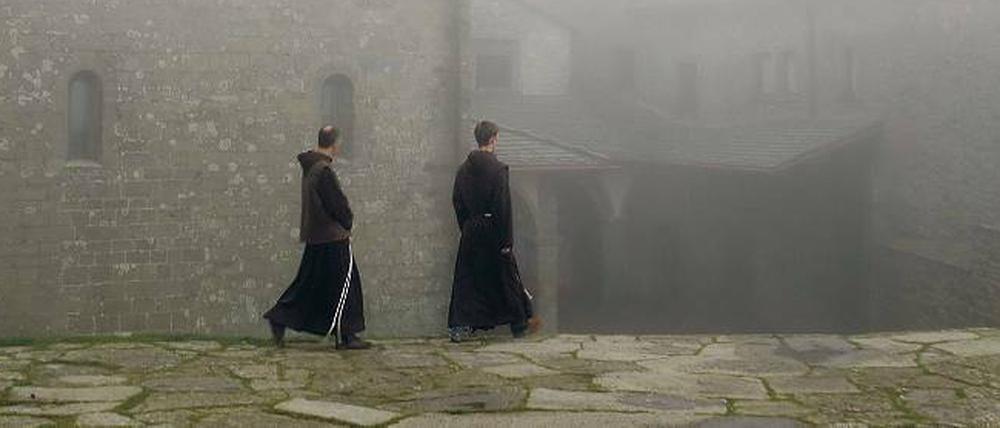 Kloster La Verna. Nahezu mystischer Herbstnebel liegt über der weitläufigen, 1128 Meter hoch gelegenen Anlage des Franziskanerordens.
