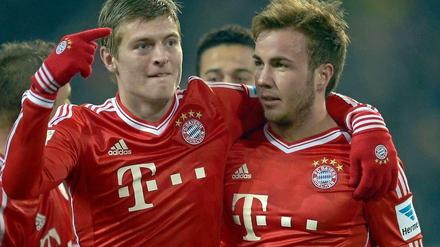 Er war's: Toni Kroos (l.) zeigt auf Mario Götze (r.), den Türöffner für die Bayern beim BVB.