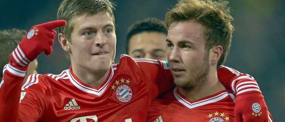 Er war's: Toni Kroos (l.) zeigt auf Mario Götze (r.), den Türöffner für die Bayern beim BVB.