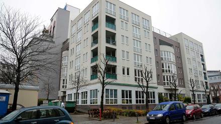 Kreuzberg, eine Seitenstraße. Nur ein paar Schritte sind es von hier zum Potsdamer und Leipziger Platz. Hier saß viele Jahre Synanon. Jetzt sind die Handwerker da - das Schild oben am Dach ist schon ab.