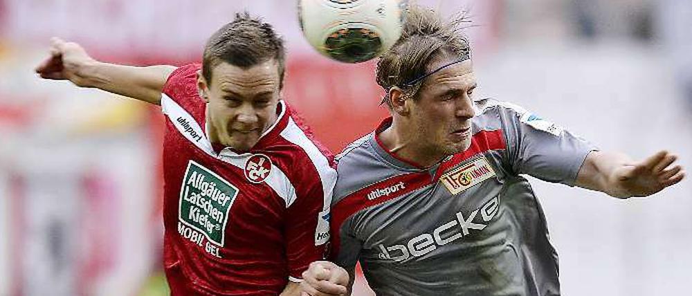 Mit Augen zu. Lauterns Chris Loewe (links) und Sören Brandy vom 1. FC Union im Kopfballduell.