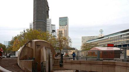 Wahrzeichen Wasserklops. Der Breitscheidplatz mit dem Weltkugelbrunnen.