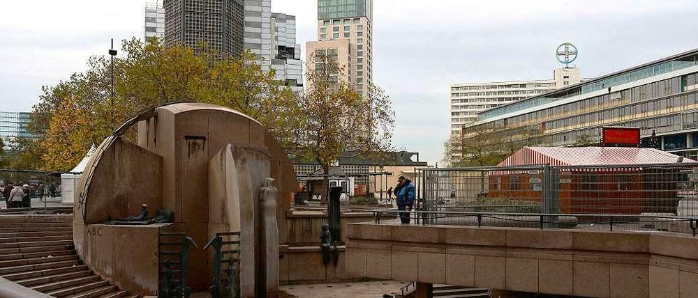 Wahrzeichen Wasserklops. Der Breitscheidplatz mit dem Weltkugelbrunnen.