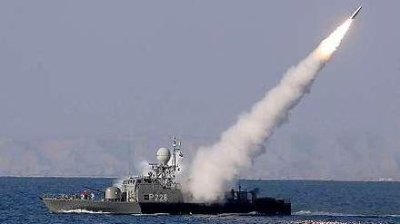 Ein iranisches Armeeboot feuert eine Rakete ab. Der Iran ist einer der Hauptgründe für den Aufbau des Nato-Raketenabwehrschirms.