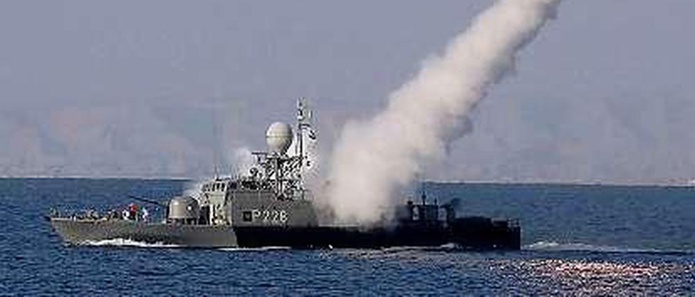 Ein iranisches Armeeboot feuert eine Rakete ab. Der Iran ist einer der Hauptgründe für den Aufbau des Nato-Raketenabwehrschirms.