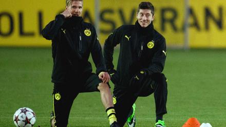 Robert Lewandowski (r.) und seine Dortmunder Kollegen spielen heute gegen Neapel um das Überwintern in der Champions League.
