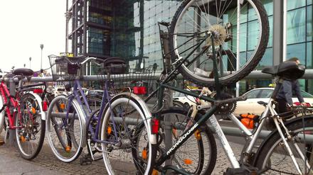 Am Hauptbahnhof Berlin gibt es auf beiden Seiten genau 104 Fahrradbügel, die sich auch noch alle ungeschützt im Freien befinden.
