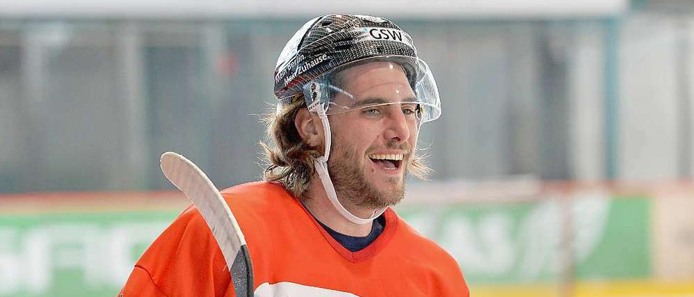 Constantin Braun kann wieder lachen - und wird auch bald wieder Eishockey spielen.