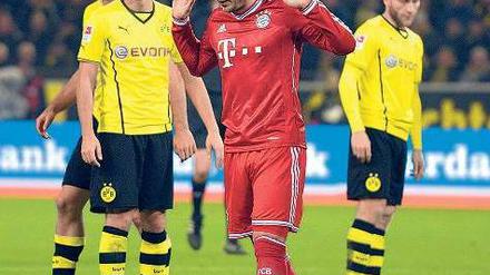 Ich war’s nicht. Mario Götze (rotes Trikot) wollte den von ihm erzielten Führungstreffer der Bayern an alter Wirkungsstätte nicht so richtig bejubeln. Der Nationalspieler hatte vor seiner Einwechslung fast eine Stunde lang auf der Bank gesessen. Foto: dpa