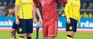 Ich war’s nicht. Mario Götze (rotes Trikot) wollte den von ihm erzielten Führungstreffer der Bayern an alter Wirkungsstätte nicht so richtig bejubeln. Der Nationalspieler hatte vor seiner Einwechslung fast eine Stunde lang auf der Bank gesessen. Foto: dpa