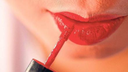 Rote Lippen. Glossybox verschickt Kosmetikkisten – auch mit Lipgloss. 
