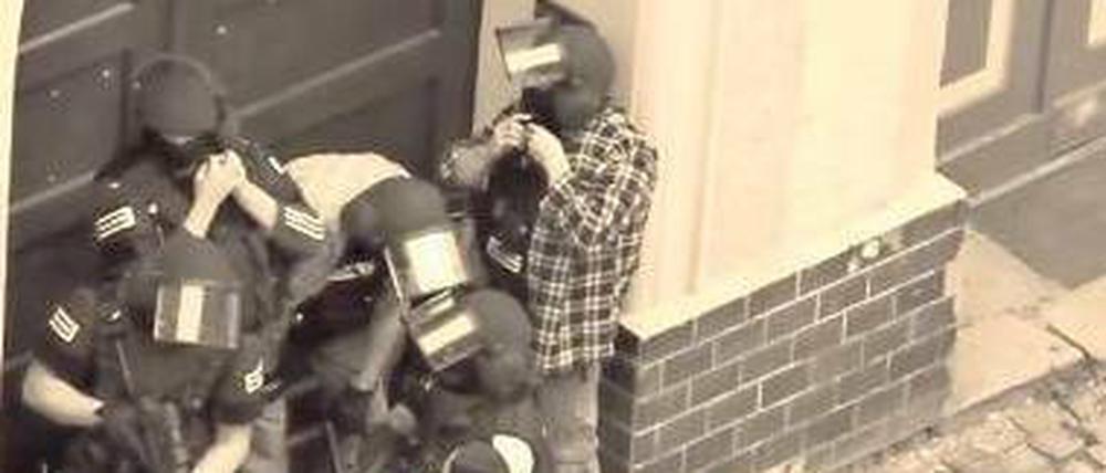 Ausschnitt aus dem Rap-Video eines Berliner Polizisten.