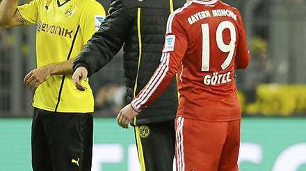 Fast wie in alten Zeiten. Jürgen Klopp klatscht Mario Götze nach dem Spiel ab - nur das der jetzt gegen Dortmund trifft.