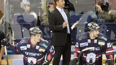 Ideen gesucht. Trainer Jeff Tomlinson (Mitte) rätselt über die Auswärtsschwäche der Eisbären.