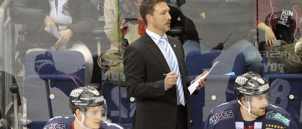 Ideen gesucht. Trainer Jeff Tomlinson (Mitte) rätselt über die Auswärtsschwäche der Eisbären.