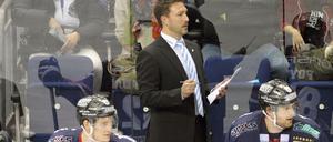 Ideen gesucht. Trainer Jeff Tomlinson (Mitte) rätselt über die Auswärtsschwäche der Eisbären.