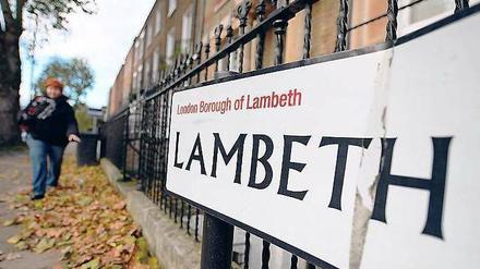 Lambeth Road im Süden Londons. Am Samstag befragte die Polizei Anwohner in der Nachbarschaft der Umgebung des Hauses, wo die drei jetzt befreiten Frauen offenbar mehrere Jahrzehnte festgehalten worden waren. Foto: Andy Rain/dpa