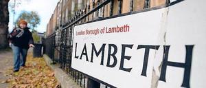 Lambeth Road im Süden Londons. Am Samstag befragte die Polizei Anwohner in der Nachbarschaft der Umgebung des Hauses, wo die drei jetzt befreiten Frauen offenbar mehrere Jahrzehnte festgehalten worden waren. Foto: Andy Rain/dpa