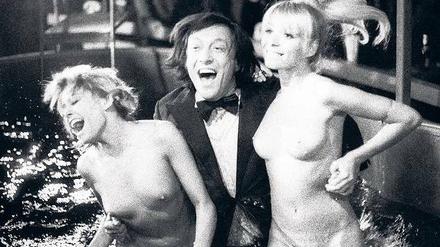 Party! Rolf Eden vergnügt sich und das Publikum mit Ingrid Steeger (rechts) und einer Unbekannten im Pool eines seiner Clubs. Foto: ZDF/Rainer Adolph