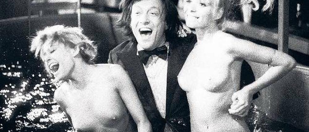 Party! Rolf Eden vergnügt sich und das Publikum mit Ingrid Steeger (rechts) und einer Unbekannten im Pool eines seiner Clubs. Foto: ZDF/Rainer Adolph