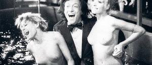 Party! Rolf Eden vergnügt sich und das Publikum mit Ingrid Steeger (rechts) und einer Unbekannten im Pool eines seiner Clubs. Foto: ZDF/Rainer Adolph
