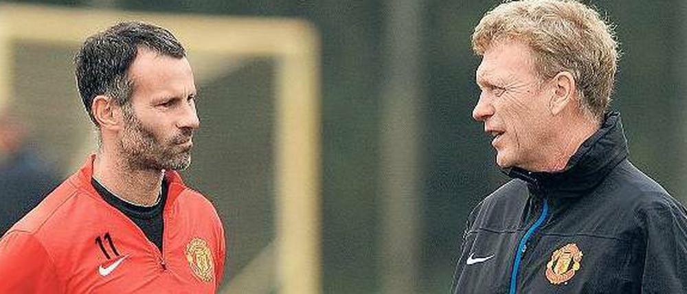 Kollegen unter sich. Manchester Uniteds Trainer David Moyes (r.) im Dialog mit seinem kickenden Co-Trainer Ryan Giggs. 