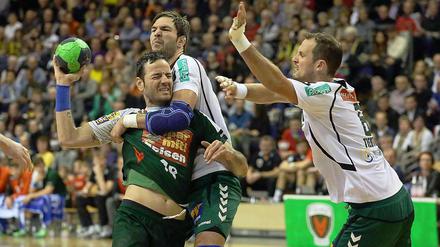 Iker Romero (mit Ball) nimmt es gleich mit zwei Gegenspielern auf.