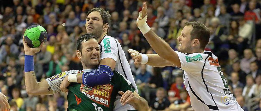 Iker Romero (mit Ball) nimmt es gleich mit zwei Gegenspielern auf.
