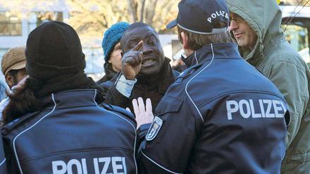 Unnachgiebig. Die Flüchtlinge wollen ihren Protest weiterhin vom Oranienplatz aus organisieren. Die Polizei brach ihren Räumungsversuch ab.