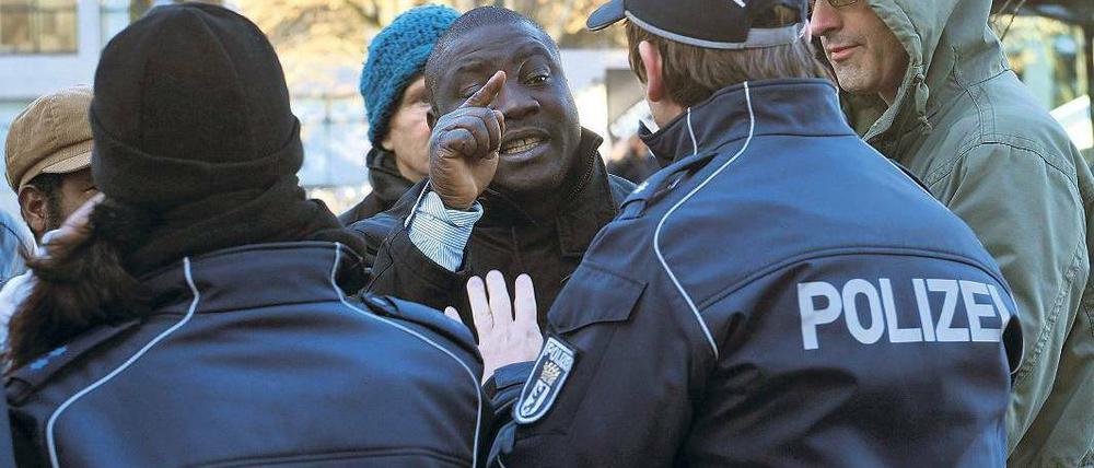 Unnachgiebig. Die Flüchtlinge wollen ihren Protest weiterhin vom Oranienplatz aus organisieren. Die Polizei brach ihren Räumungsversuch ab.