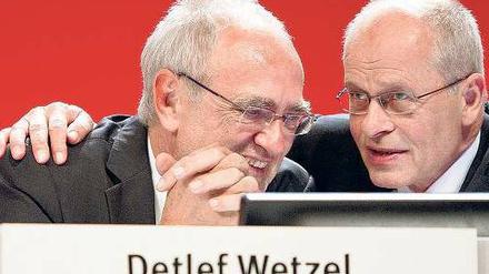 „Jetzt mach du weiter.“ Berthold Huber (rechts) geht in Rente, die IG Metall führt in den nächsten Jahren Detlef Wetzel. Foto: Imago