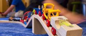 Stoffe im Holzspielzeug: Gefährlich oder verzeihlich?