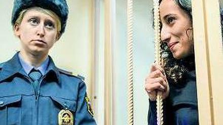 Hinter Gittern: Noch sind einige Mitglieder von Greenpeace in Haft. Foto: Reuters