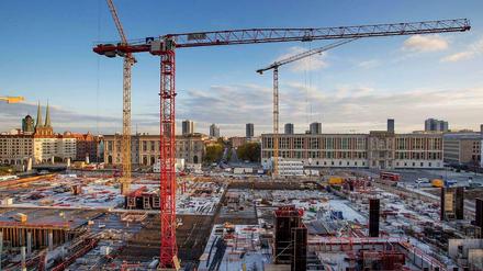 Im neuen Entstehen: das Stadtschloss in Mitte wächst nach und nach aus der Baugrube heraus.