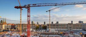Im neuen Entstehen: das Stadtschloss in Mitte wächst nach und nach aus der Baugrube heraus.