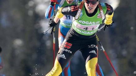 Ältere Frau voraus. Die 35-jährige Andrea Henkel (vorne) startet heute in Östersund in ihre letzte Biathlon-Saison. 