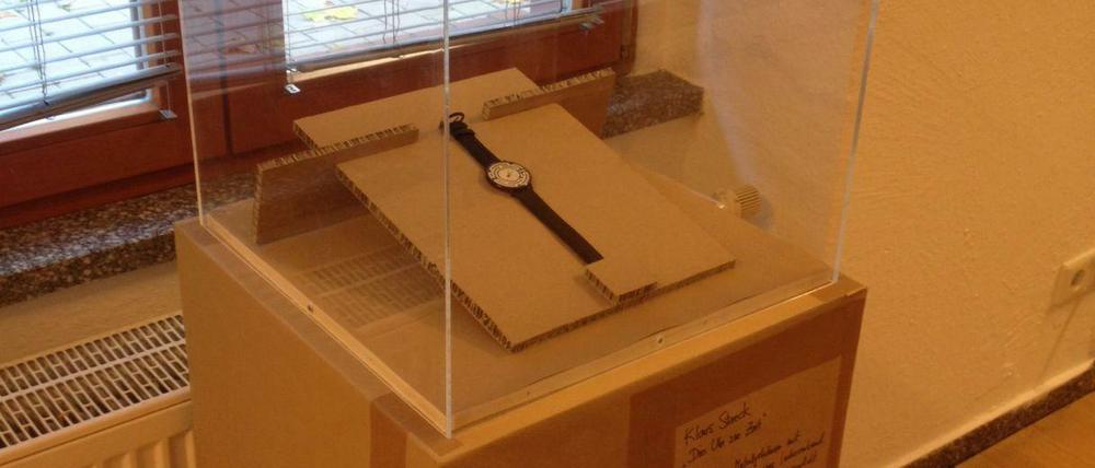 Tick, tick, tick: Die Uhr im Glaskasten ist das einzige Exponat der Ausstellung.